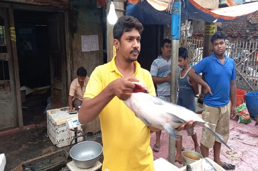 গত বছর লকডাউনের সময় থেকে নিয়ম করে প্রতিদিন সকালে বড়ো ছোট মাছ নিয়ে ক্রেতাদের মন জয় করার চেষ্টা চলে তাঁর। কখনো হাসি মুখে অভিনয়ের দু'এক লাইন সংলাপ উপরি পাওনা ক্রেতাদের। একাদশ শ্রেণীতে পড়ার সময় থেকে নাট্যকার ও নির্দেশক চন্দন সেনের নাটকের দলে অভিনয়ের হাতেখড়ি হয়েছিল অরিন্দমের। ২০১১ সালেসুবর্ণলতা মেগা সিরিয়ালে 'খোকা' চরিত্রে তাঁর পরিচিতি বাড়িয়েছিল। বাংলা ছাড়িয়ে ওপার বাংলার দর্শকেরাও তাঁর অভিনয়ে মুগ্ধ হয়েছিলেন। তারপর একের পর এক ধারাবাহিকে তিনি অভিনয়ের দক্ষতার পরিচয় দেন। রাশি, অগ্নিপরীক্ষার মতো জনপ্রিয় ধারাবাহিক এবং তোর নাম, হারাকিউলিসের মতো কয়েকটি চলচিত্রের গুরুত্বপূর্ণ চরিত্রে অভিনয় করেন তিনি। সাবিত্রী চট্টোপাধ্যায়, বিশ্বনাথ বসু ও অনন্যা চট্টোপাধ্যায়ের সঙ্গে তার ভালো অভিনয়ের খ্যাতিতে নিয়মিত কাজের পরিসর বাড়তে থাকে। এমন সময় করোনার প্রকোপ ও লক ডাউন জীবনের গতিপথ পাল্টে এখন রাস্তার ধারে ১৫ বাই ২০ ফুটের দোকানে রুই, কাতলা, ইলিশ ও চিংড়ি বিক্রি করেন তিনি।