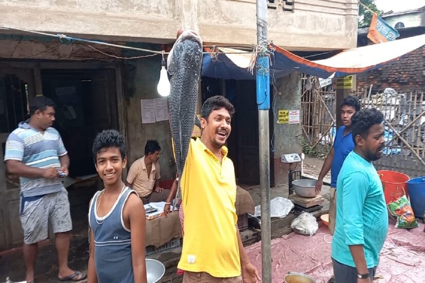 গত বছর লক ডাউনের সময় টলি পাড়া ছেড়ে মেমারির বাড়িতে চলে আসেন তিনি। তখনও জানতেন না, অতিমারি এভাবে গ্রাস করবে তাঁর স্বপ্নের পেশাকে। ক্যামেরার সামনে একের পর এক চরিত্রে সাবলীল ভূমিকায় অভিনয় করলেও জীবনের রঙ্গমঞ্চে মাছ নিয়ে রাস্তার ধারে বসে বিক্রি করাটা তাঁর কাছে মোটেও সহজ ছিল না। কিন্তু উপায় নেই। বাবা মা ও স্ত্রীর সংসারে টানাটানি ছিলই। বাবার ৪০ বছরের সব্জির দোকানে বছর খানেক আগে থেকে খুব একটা বেচাকেনা ছিল না। তাঁর অভিনয় পেশার উপরেই ভরসা চারজনের পরিবারের। তাই বাধ্য হয়েই পৈতৃক সেই দোকানকেই মাছের দোকানে বদলে ফেলেন অরিন্দম।
