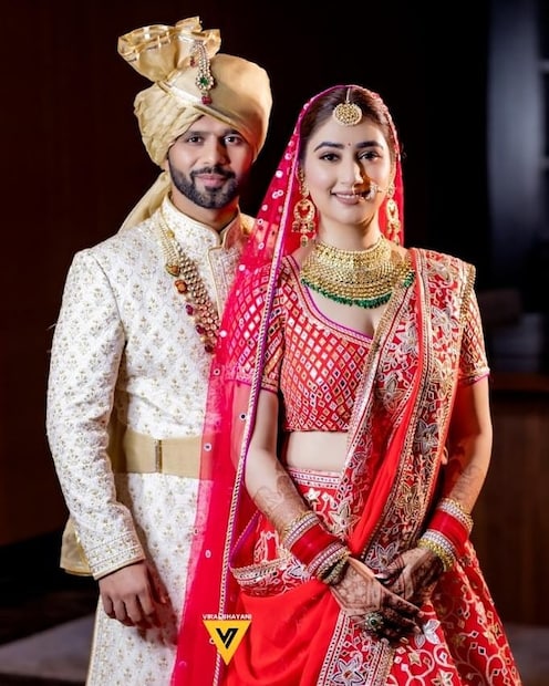 *এর পর অভিনেত্রীর মেহেন্দি অনুষ্ঠানের আরও একটি ভিডিও সামনে আসে। যেখানে তাঁকে আরও দুই বান্ধবীর সঙ্গে গানের তালে মেতে উঠতে দেখা যায়। ব্যাকগ্রাউন্ডে বাজতে থাকে বলিউডের বেশ কয়েকটি পরিচিত গান। ছবিঃ ভাইরাল ভায়ানি ইনস্টাগ্রাম। 