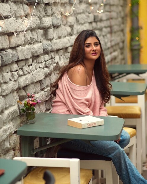 *কয়েকদিন আগে করোনা ভ্যাকসিনের প্রথম ডোজ নিয়েছেন পার্নো। আর তার পর থেকে বেশ কিছুটা অসুস্থ বোধ করছেন তিনি। জ্বরও এসেছে তাঁর। তাঁকে ফোন করা হলে তিনি বলেন, “আমি ভীষণ দুর্বল। গত এপ্রিল মাসের ২৬ তারিখ আমি করোনা পজিটিভ হই। সেসময় প্রচন্ড জ্বর ছিল আমার। তারপর ফের করোনা ভ্যাকসিনের প্রথম ডোজ নেওয়ার পর জ্বর এসেছে। গায়ে অসহ্য ব্যথা রয়েছে। আমার জন্য এটা ভীষণ যন্ত্রণাদায়ক।” ছবি: ইনস্টাগ্রাম। 