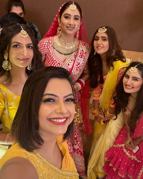 *বিয়ে থেকে মেহেন্দি, সঙ্গীত ভিডিওগুলিতে দেখা গিয়েছে অভিনেত্রীকে। মেহেন্দিতে লাল সাদা সালোয়াল কামিজে একদম সিম্পল লুকে সেজেছেন অভিনেত্রী। হাতে মেহন্দি। অনুষ্ঠানে তাঁর কয়েকজন বন্ধুকেও দেখা গিয়েছে। ছবিঃ ইনস্টাগ্রাম। 