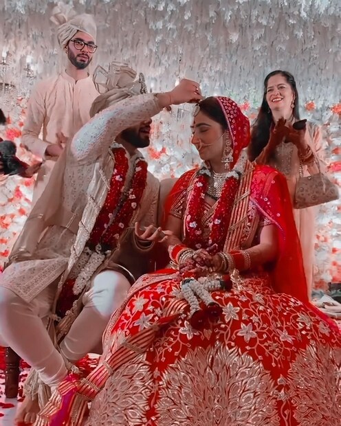 *তাঁদের সম্পর্কের কথা জনসমক্ষে আসে দিশার জন্মদিনে। বিগ বসের ঘরে তাঁকে বিয়ের প্রস্তাব দেন রাহুল। নিজের টি-শার্টে দিশাকে জন্মদিনের শুভেচ্ছা জানিয়ে বিয়ের প্রস্তাব দিয়ে লেখেন, উইল ইউ ম্যারি মি? যা দেখে রীতিমতো চমকে যান সকলে। ছবিঃ ইনস্টাগ্রাম। 