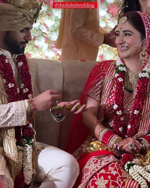 *দিশা যখন বিষয়টি নিয়ে স্পিকটি নট ছিলেন তখন অন্য দিকে রাহুলের মা বিষয়টি নিয়ে মুখ খোলেন। তিনি জানান, অভিনেত্রী প্রায় রাজি হয়েই গিয়েছেন বিয়ে করতে। পরে বিগ বস হাউজে ছেলের সঙ্গে দেখা করতে গিয়ে এ বিষয়ে আরও নিশ্চিত করে তিনি বললেন, বিয়ের প্রস্তুতি শুরু হয়ে গিয়েছে। ছবিঃ ইনস্টাগ্রাম। 