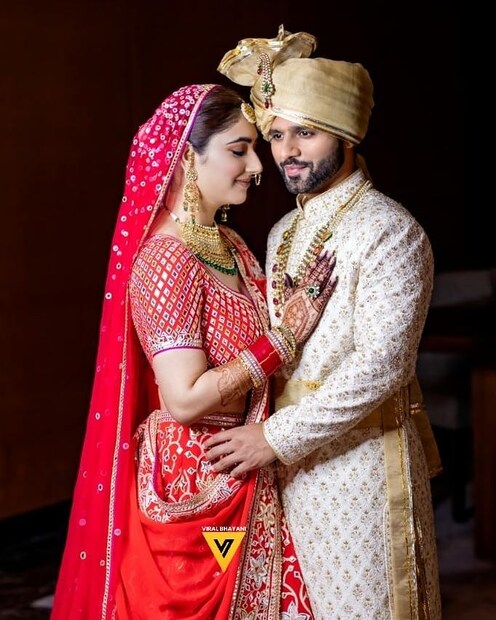 *দেখা যায়, তিনি ছাড়া অনুষ্ঠানে উপস্থিত আরও অনেকে মেহন্দি করেছেন। রাহুল বৈদ্যর বিগ বসের বন্ধু আরশি খান (Arshi Khan)-কেও মেহন্দির ছবি শেয়ার করতে দেখা যায়। ছবিঃ ইনস্টাগ্রাম। 