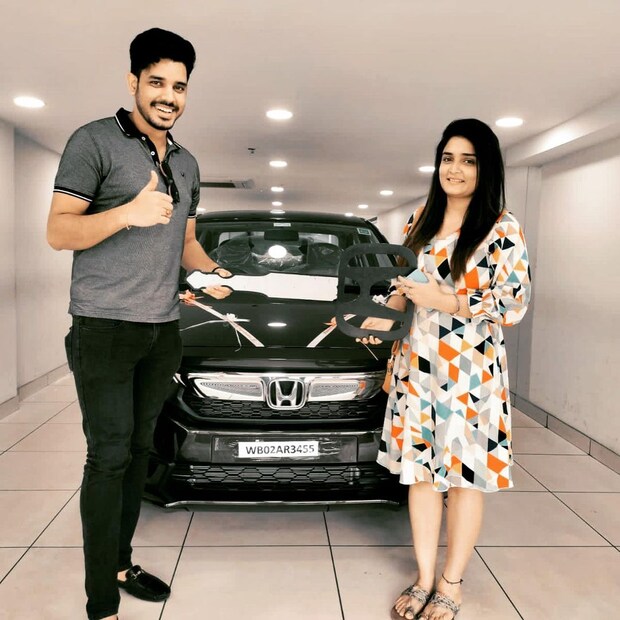 *বিয়ের ৬ মাস কাটতে না কাটতেই টলি জুটির পরিবারে এসেছে নতুন অতিথি। সেই অতিথি আগমনের খবর রবিবার সোশ্যাল মিডিয়ায় সকলের সঙ্গে শেয়ার করে নিয়েছেন তাঁরা। এরপর শুভেচ্ছার বন্যায় ভেসেছেন দু'জনে। ছবিঃ ইনস্টাগ্রাম। 