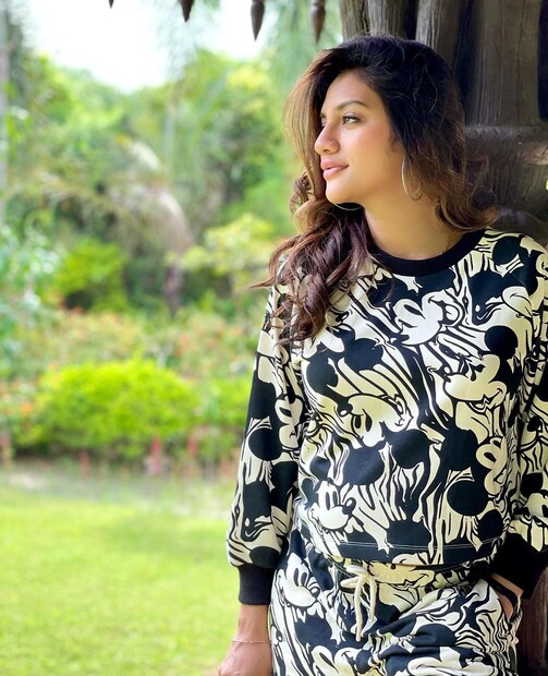 *নুসরতকে নিয়ে বেশ কিছু বিতর্কও সামনে এসেছে। তবে সেসব নিয়ে প্রকাশ্যে খুব একটা কিছু মুখ খোলেননি অভিনেত্রী। বদলে তিনি সোশাল মিডিয়ায় বেশ কিছু পোস্ট করেন। এতকিছুর মধ্যেও অনেকেই আছেন যাঁরা নুসরতের সাহসী পদক্ষেপকে কুর্ণিশ জানিয়েছেন।