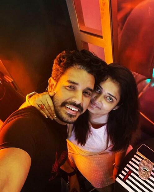 *ত্বরিতা এবং সৌরভ দু'জনেই সোশ্যাল মিডিয়ায় অ্যাক্টিভ। নিজেদের জীবনের ভাল লাগা, ভাল্বাসা শেয়ার করে নেন সকলের সঙ্গে। সেরকমই সম্প্রতি পরিবারে নতুন সদস্য যোগ হওয়ার কথা জানিয়েছেন। ছবিঃ ইনস্টাগ্রাম। 
