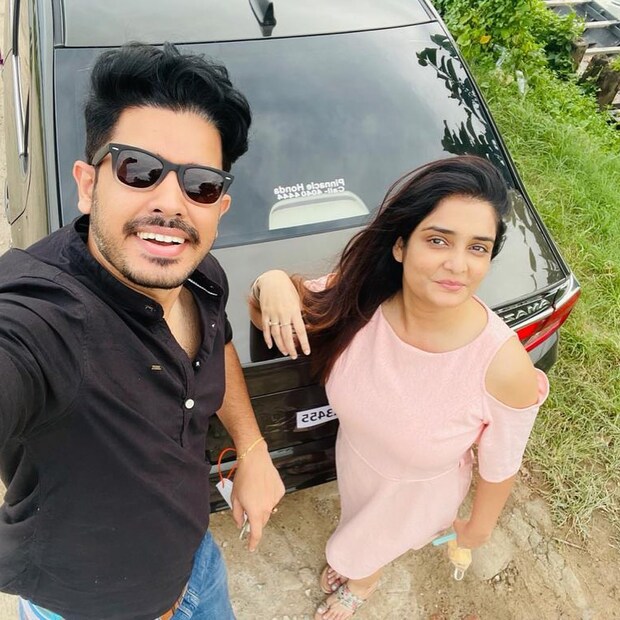 *শুধু গাড়ি কেনাই নয়, নতুন গাড়িতে রবিবার ঘুরতে বেরিয়েছিলেন দু'জনে। সেই ছবিও শেয়ার করেন তাঁরা। ছবিতে তরিতাকে দেখা গিয়েছে পিঙ্ক ফ্রকে, সৌরভ পরেছিলেন ব্ল্যাক জিন্স এবং ব্লু ডেনিম। ছবিঃ ইনস্টাগ্রাম।