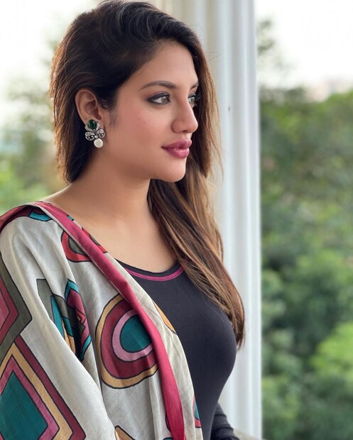 *কোথায় আছেন তাঁরা বা আদৌ কলকাতায় রয়েছেন কিনা, তা নিয়ে স্পষ্ট ধারনা না পাওয়া গেলেও, তাঁরা যে একসঙ্গেই রয়েছেন, তা নিয়ে আর সন্দেহের কোনও অবকাশ নেই। সোশ্যাল মিডিয়ায় দেওয়াল দেখলে এ কথা নিশ্চিতভাবে বলা যায় নুসরতকে তাঁর বিশেষ সময়ে ভালবাসা দিয়ে আগলে রেখেছেন অভিনেতা। ছবিঃ ইনস্টাগ্রাম।
