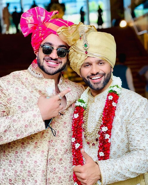 *কোনওক্ষেত্রেই অনুগামীদের নিরাশ করেননি তাঁরা। একাধিক ছোট ছোট ক্লিপ, ছবি শেয়ার করেছেন সোশ্যাল মিডিয়ায় প্রোফাইলে। এবার মূল অনুষ্ঠানের কয়েকটি ভিডিও ও ছবি শেয়ার করল তাঁদের ফ্যান পেজ। ছবিঃ ইনস্টাগ্রাম। 