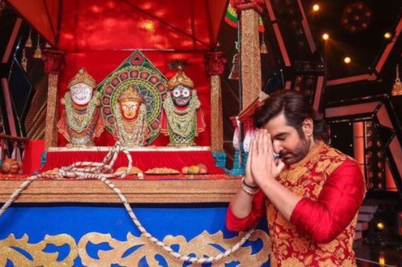 অভিনেতা জিৎ জগন্নাথ বলরাম ও সুভদ্রার মূর্তির সামনে দাঁড়িয়ে একটি ছবি পোস্ট করেছেন। ক্যাপশনে লিখেছেন, "সকলের ভালো হোক। জয় জগন্নাথ।"