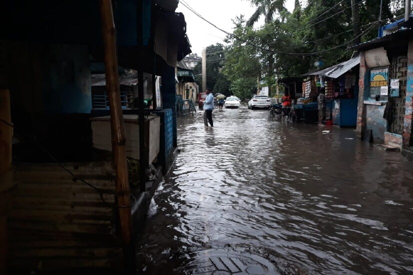পুরসভার তরফে জানানো হয়েছে, উত্তর কলকাতায় জল জমার সমস্যা দূর করতে মুক্তারামবাবু স্ট্রিটে একটি পাম্পিং স্টেশন তৈরি করা হচ্ছে। এই মাসেই সে পাম্পিং স্টেশন তৈরি হয়ে যাবে। এই পাম্পিং স্টেশন শুরু হলেই জল জমার সমস্যা থেকে মুক্তি পাবে গোটা উত্তর কলকাতা।