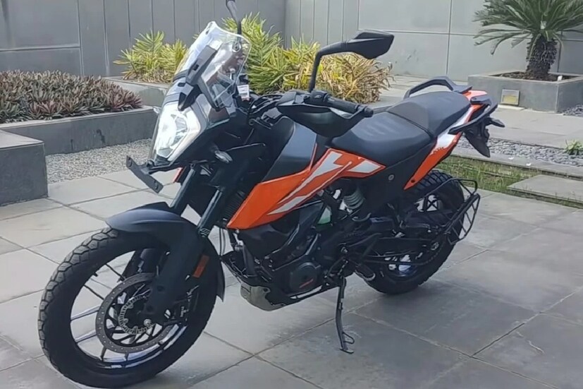 দাম কমানো হচ্ছে বলে KTM 250 Adventure-এ কোনও পরিবর্তন করা হচ্ছে না। 248.8 cc সিঙ্গল সিলিন্ডার ইঞ্জিন। ৯ হাজার rpm-এ 29.5 পাওয়ার জেনারেট করবে। পিক টর্ক সাড়ে সাত হাজার rpm-এ ২৪।