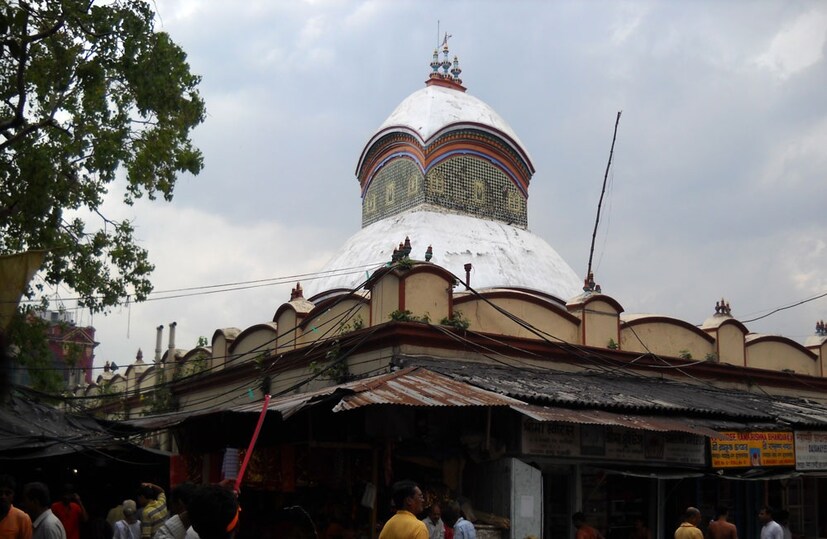 শর্তানুযায়ী দর্শনার্থীদের স্যানিটাইজার টানেলের মধ্যে দিয়ে ঢুকতে হচ্ছে। মাস্ক পরা বাধ্যতামূলক। জুতো পড়ে ঢোকা চলছে না। দীর্ঘদিন ধরে মাতৃদর্শন না পাওয়ায় স্বাভাবিক ভাবেই খুশি দর্শনার্থীরা।