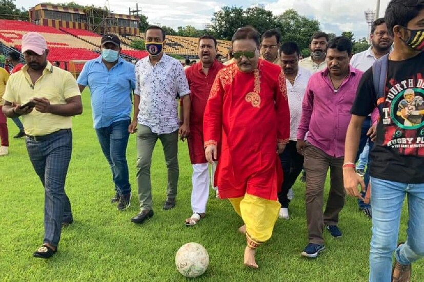 লাল পাঞ্জাবি, হলুদ ধুতি পরে তিনি হঠাত্ই হাজির ইস্টবেঙ্গল তাঁবুতে। তবে মদন মিত্র যেখানে যান, আসর মেতে ওঠে। এদিনও তাই হল। লাল-হলুদ তাঁবুতে গিয়ে মেতে উঠলেন মদন মিত্র। 