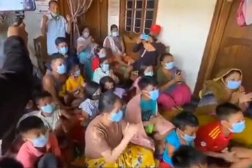 পুরো পরিবার টিভির সামনে, নংপক কাকচিং গ্রাম মেতে উঠল মেয়ের রুপো জয়ে