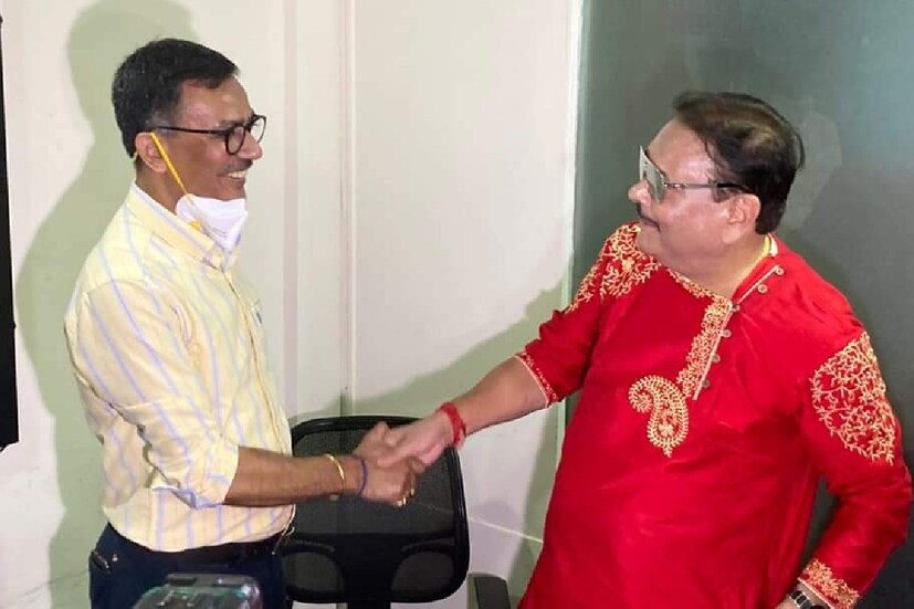 না, স্রেফ ঘুরতে ইস্টবেঙ্গল ক্লাবে যাননি তিনি। এদিন ক্লাব তহবিলে নিজের এক মাসের বেতন অনুদান দিলেন মদন মিত্র। ক্লাব কর্তাদের সঙ্গে কথা বললেন। বেশ কিছুটা সময় তিনি কাটালেন ক্লাব তাঁবুতে।