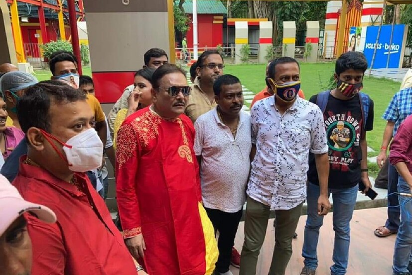 এদিন ফুটবল পায়ে মদন মিত্র নামলেন মাঠে। ধুতি, পাঞ্জাবি পরেই শট নিলেন। হাততালিতে মুখরিত হল ইস্টবেঙ্গল তাঁবু। 