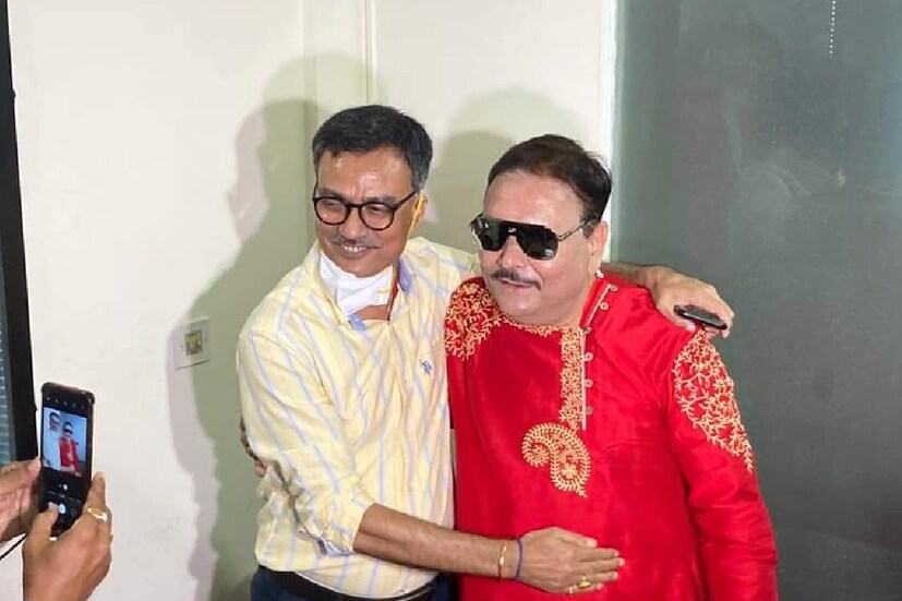 ইস্টবেঙ্গল ক্লাবে তীব্র ডামাডোল চলছে। বিনিয়োগকারী সংস্থার চুক্তিতে সই করেননি ক্লাবের কর্তারা। বুধবার ক্লাব তাঁবুর বাইরে সমর্থকদের উপর পুলিশি লাঠিচার্জ হয়। মদন মিত্র কিন্তু সমর্থকদের উপর সেই লাঠিচার্জের প্রতিবাদ করেছিলেন। তিনি বলেছিলেন, সমর্থকদের আবেগটাও বুঝতে হবে। 