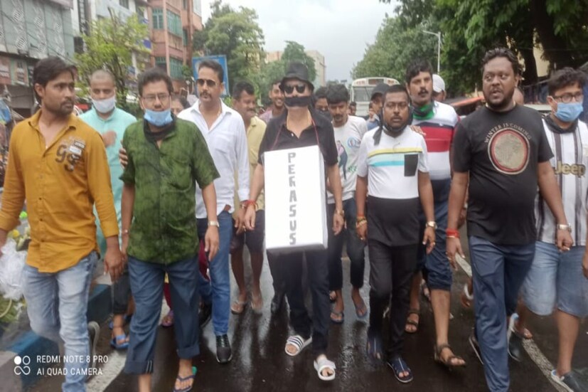 বৃহস্পতিবার কলকাতার ভবানীপুর থেকে ২ কিলোমিটার পথজুড়ে এই প্রতিবাদ কর্মসূচি পালন করেন মদন মিত্র। একটি কালো ঘোড়ার পিঠে ডানা লাগিয়ে, তার গলায় ঝুলিয়ে দেওয়া হয় পেগাসাস প্ল্যাকার্ড। চোখে কালো কাপড় বেঁধে, কখনও হেঁটে-কখনও ঘোড়ার পিঠে চেপে এই কর্মসূচিতে অংশগ্রহণ করেন মদন মিত্র।