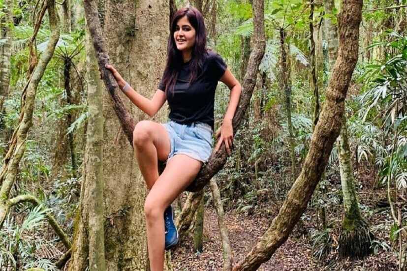 *গুজব আর গসিপের ঠেলায় আপাতত কলকাতা ছেড়ে নিজের পৈতৃক বাড়ি চম্পাহাটিতে থাকছেন মধুমিতা। তবে এই ভাবে তাড়াতাড়ি বিয়ের সিদ্ধান্ত নিয়ে আফসোস আছে তাঁর। এত তাড়াতাড়ি বিয়ে না করলে কেরিয়ার আরও মজবুত হত বলে দাবি মধুমিতার! ছবিঃ সংগৃহীত ছবি।