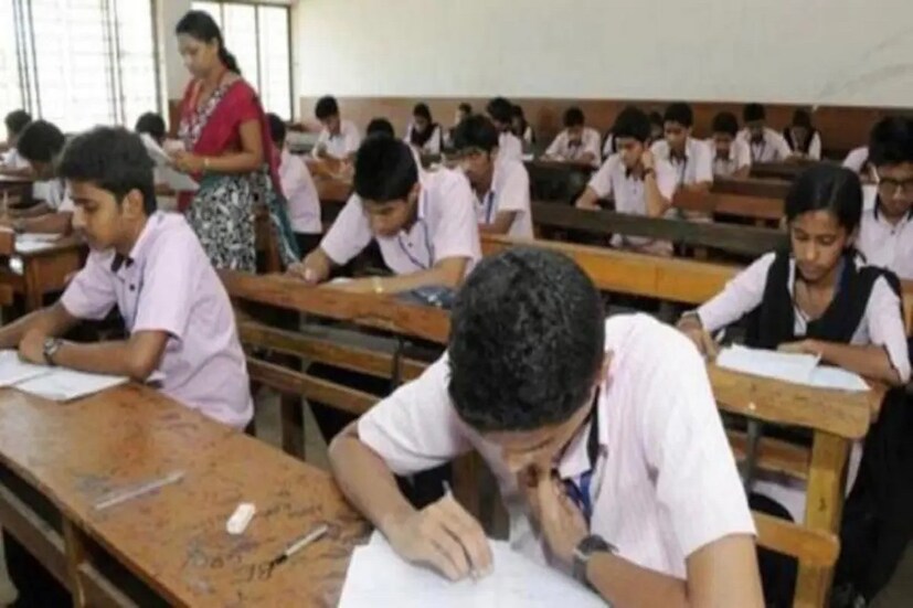 প্রসঙ্গত, এবার আনুষ্ঠানিকভাবে কোনও মেধাতালিকা প্রকাশিত হচ্ছে না। মার্কশিটের সঙ্গেই পাওয়া যাবে অ্যাডমিট কার্ড। রেজিস্ট্রেশন নম্বর দিয়ে ওয়েবসাইট মারফত পড়ুয়ারা ফল জানতে পারবে। ফল প্রকাশের দিনই পড়ুয়ারা মার্কশিট পাবে হাতে।  