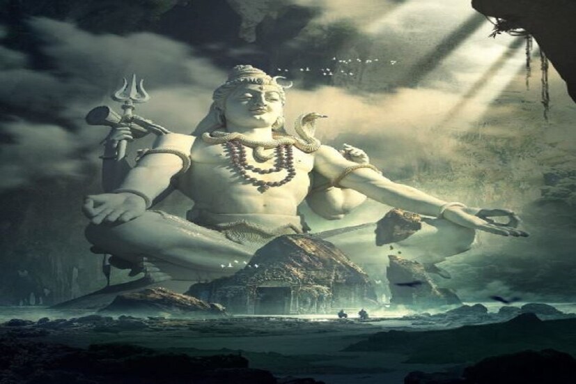 সেদিক থেকে একজনই রয়েছেন যাঁর পুজোয় তেমন কিছুই খরচ হয় না ভক্তদের। তিনি স্বয়ং দেবাদিদেব। ধুতরো ফুল, বেল পাতা আর জলেই তিনি খুশি। তবে অনেকেই বাবার মাথায় জলের বদলে দুধও ঢালেন।
