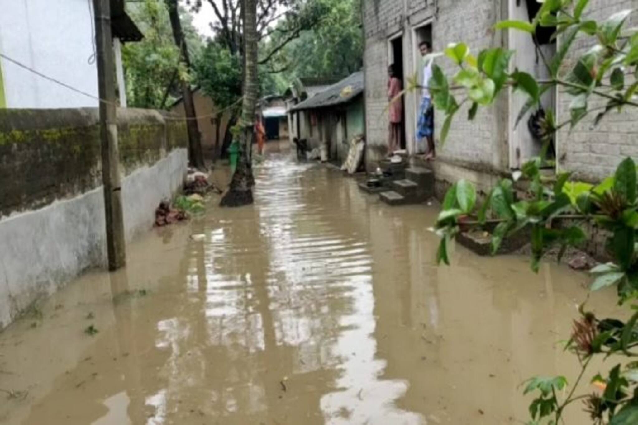 দুদিনের টানা বৃষ্টিতে পশ্চিম মেদিনীপুর জেলার বিস্তীর্ণ এলাকা জলমগ্ন, বাদ যায়নি শহরও
