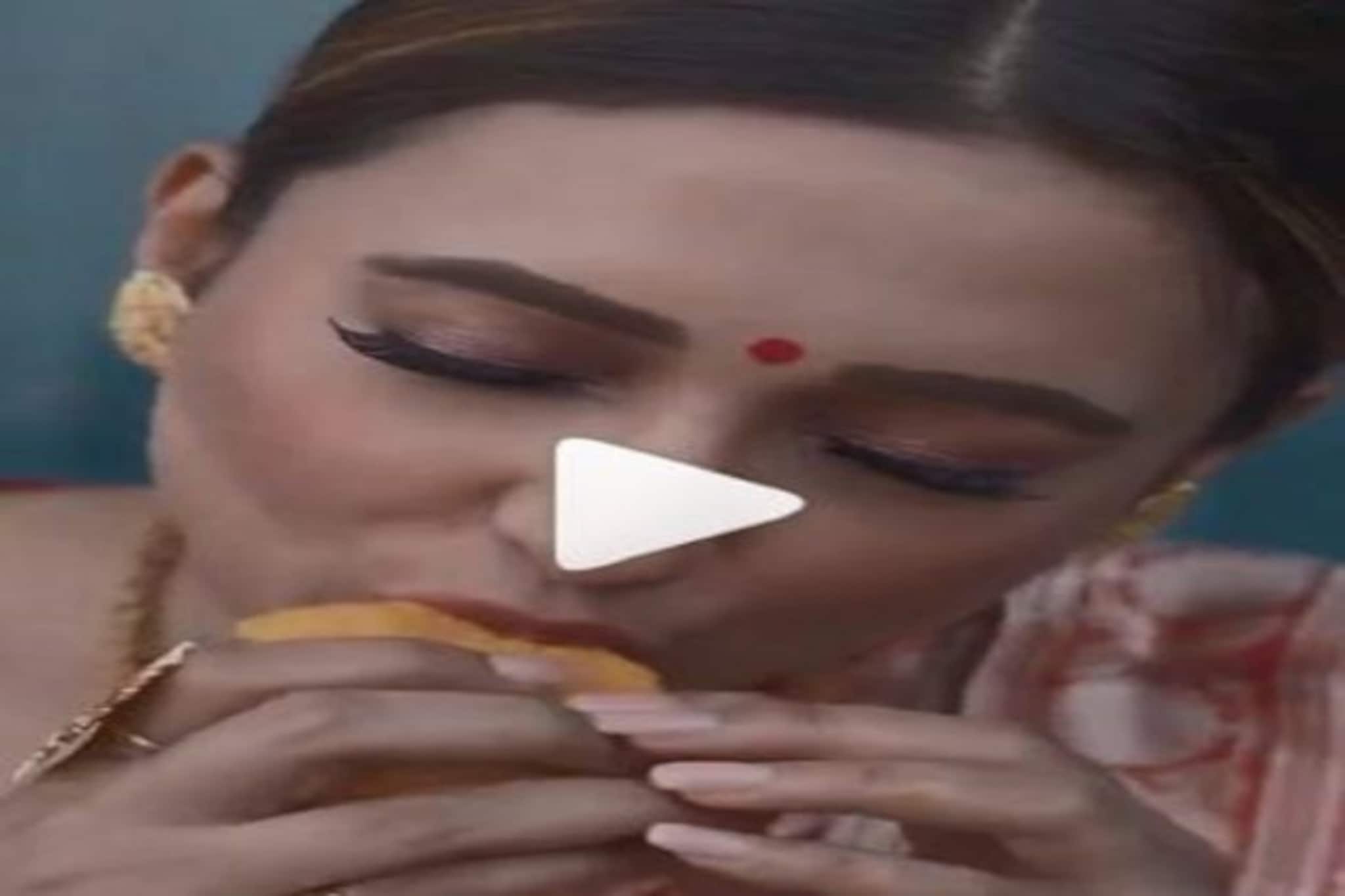 Mimi Viral Video: চোখ বন্ধ করে আঁটি থেকে আম চুষে খাচ্ছেন মিমি চক্রবর্তী! বলছেন এটাই নিয়ম, ভিডিও ভাইরাল