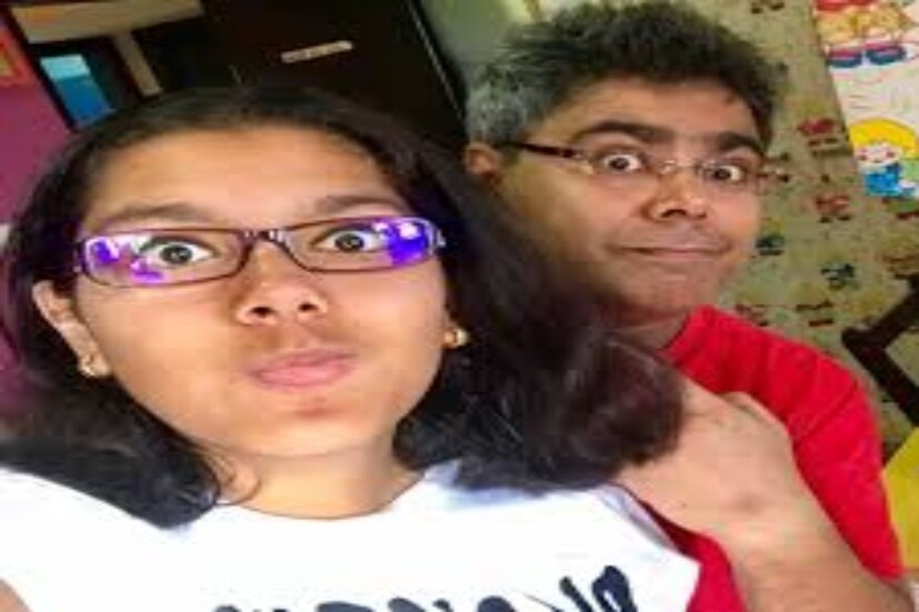 একটু দেরি না করে ফেসবুকে (facebook) মেয়ে নিয়ে পোস্ট করলেন। সবাইকে জানিয়ে দিলেন, তিনি কতটা খুশি মেয়ের এই রেজাল্টে। আর আদর করে মেয়েকে বললেন 'রকস্টার'! ফেসবুকে মীরের পোস্ট,' শেষমেশ ১২ ক্লাস পাশ। আইএসসি পরীক্ষায় ৯৭.৭৫ শতাংশ নম্বর পেয়েছে মুস্কান। ভীষণ, ভীষণ গর্ব হচ্ছে আমার আজ। আমার 'রকস্টার'-কে অনেক শুভেচ্ছা'।