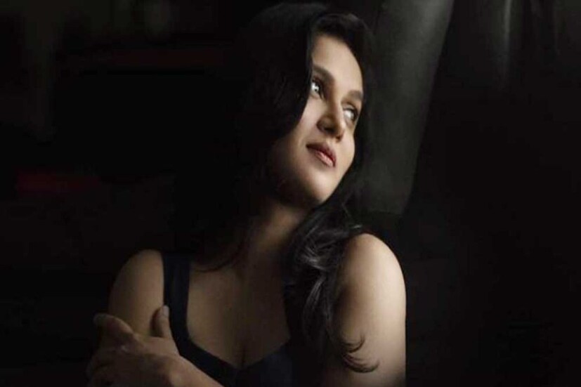 এরইমধ্যে অভিনেতাদের লুক টেস্ট সম্পন্ন হয়েছে। ১২ জুলাই থেকে কলকাতা ও এর আশে পাশে হবে শুটিং।এরআগে টেলিভিশন কিংবা ওয়েব সিরিজে কাজ করলেও চলতি বছরেই প্রথমবার সিনেমায় অভিনয়ের ঘোষণা আসে মিথিলার পক্ষ থেকে। 