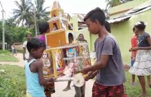 মোবাইলের ভিডিও দেখে আস্ত রথ তৈরি করল খুদেরা! দেখুন মোবাইলের ভিডিও দেখে আস্ত রথ তৈরি করল খুদেরা! দেখুন