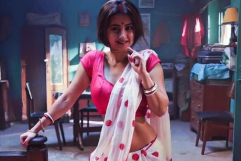এই ওয়েব সিরিজে মৌ বউদির চরিত্রে দেখা গিয়েছে তাঁকে। সেই মৌ বউদি ইতিমধ্যেই ঝড় তুলেছে পুরুষ মনে।