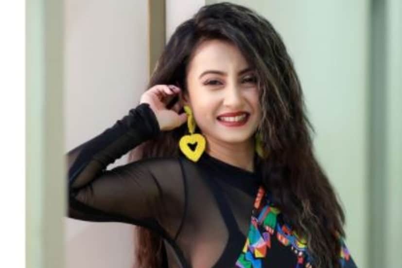 এর আগে বউদি চরিত্র নিয়ে ওয়েব সিরিজ দেখেছে হইচই এর দর্শকরা। দুপুর ঠাকুরপো-তেও এমন লাস্যময়ী বউদি দেখেছে দর্শক। আর এবার তাঁরা মজেছেন মৌ বউদিতে।  