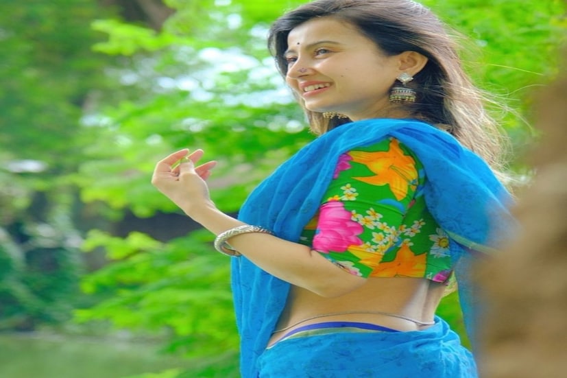 সম্প্রতি নীলপরি হয়ে ধরা দিয়েছেন ইনস্টায়। নীল শাড়ি ও প্রিন্টেড ব্লাউজে ছবি শেয়ার করেছেন টলিপাড়ার মনামী ঘোষ। ছবিতে নজর কেড়েছে মনামীর ছিপছিপে কোমর। আর তাতেই কাত অনুরাগীদের একাংশ। ‘উফফ কি লাগছে’, ‘কেন তুমি এত সুন্দর’, ‘এভাবে আর বুকে ব্যথা দিও না’, ‘পাগল হয়ে যাব তো’-র মতো একাধিক কমেন্ট পড়েছে সে ছবিতে। আর সেই ছবিতেই কমেন্ট করতে গিয়ে শ্লীলতার সীমারেখা পেরিয়েছেন এক নেট নাগরিক।