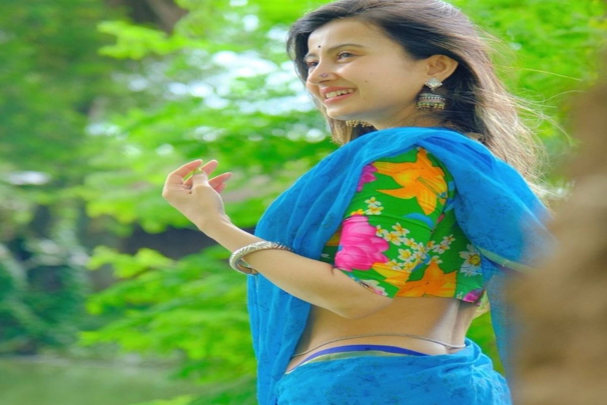 Monami Ghosh : ‘চুমু তোমার লাল টুকটুকে কোমরে’, মনামী ঘোষের ছবিতে অশ্লীল মন্তব্য! জবাব দিলেন মৌ-বৌদির 'অনুরাগী'...