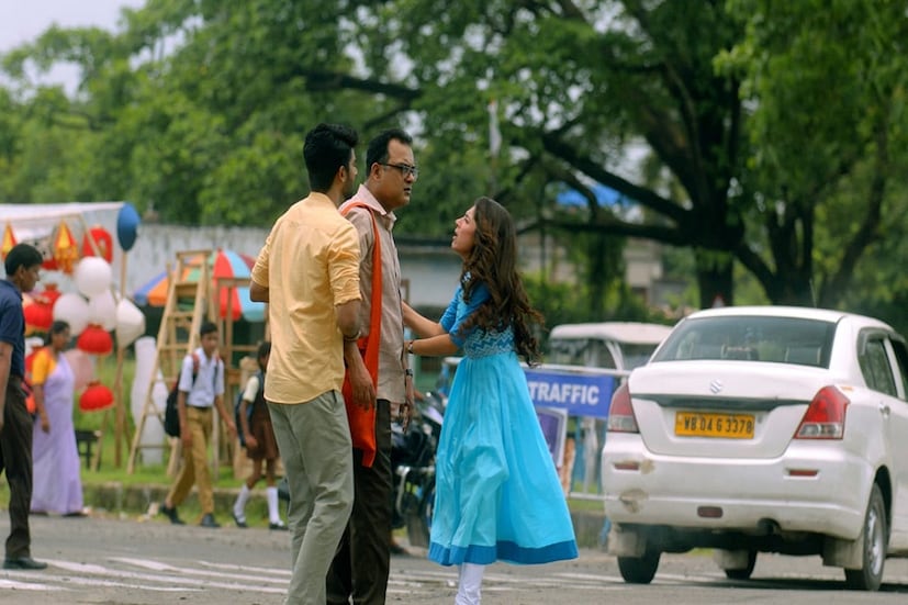 *মেয়ের শ্বশুরবাড়িতে থাকা তো দূরের কথা, সেখানে জল পর্যন্ত গ্রহণ করা পাপ। এই সমস্ত পুরোনো প্রথার বিরুদ্ধে প্রশ্ন করে এই ধারাবাহিক। শ্বশুর-শাশুড়ির সেবা করলে কি বাবা-মায়ের দায়িত্ব নেওয়া যায় না? বাবা-মা, শ্বশুর-শাশুড়িকে একসঙ্গে নিয়ে কেন চলতে পারবে না মেয়েরা?এই সমস্ত প্রশ্নের উত্তর খোঁজে এই ধারাবাহিক।