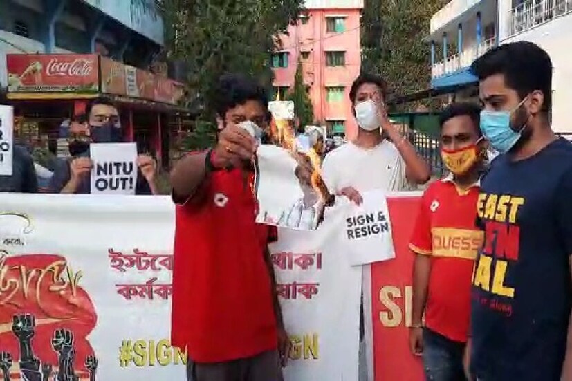 *শিলিগুড়িতেও আজ দ্বিধাবিভক্ত ফ্যান ক্লাবের সদস্যরা। নীতু সরকারের বিরুদ্ধে প্রতিবাদে সামিল ফ্যান ক্লাবেরই এক পক্ষ। ফ্যান ক্লাবের সমর্থক অভিজিৎ চক্রবর্তী জানান, "ক্লাবের শীর্ষ কর্তা নীতু সরকারের বিরুদ্ধেই আজ প্রতিবাদ। আমরা চাই অবিলম্বে শ্রী সিমেন্টের সঙ্গে চুক্তি হোক। প্রতিবছর ইনভেসড়র পরিবর্তন হলে আদপে ক্লাবের ক্ষতি। ভালো দল গড়ে আই এস এল জয়ই আমাদের লক্ষ্য। অযথা চুক্তি নিয়ে আর ঢিলেমি নয়।" এই দাবীকে সামনে রেখেই শিলিগুড়ি কাঞ্চনজঙ্ঘা স্টেডিয়াম ক্যাম্পাসে হল বিক্ষোভ। পোড়ানো হয় ক্লাব কর্তা নীতু সরকারের ছবিও।