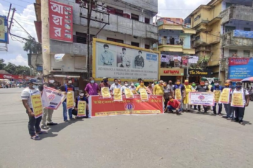 *উত্তরবঙ্গের শিলিগুড়ি এবং জলপাইগুড়িতে বিক্ষোভ দেখাল ক্লাব সমর্থকেরা। তাদের সাফ দাবী, অবিলম্বে শ্রী সিমেন্টের চুক্তিপত্রে সই করতে হবে। দ্রুত আইএসএল-এ (ISL) খেলা নিশ্চিত করতে হবে। ভাল দল গড়ে চ্যাম্পিয়নশীপের লড়াইতে থাকতে হবে। অহেতুক চুক্তি নিয়ে জট পাকাচ্ছেন ক্লাবের পদাধিকারীরা। আর তাই তারা 'নীতু সরকার গো ব্যাক' স্লোগানও দেন এ দিন। শিলিগুড়িতে পুড়ল নীতু সরকারের ছবিও।