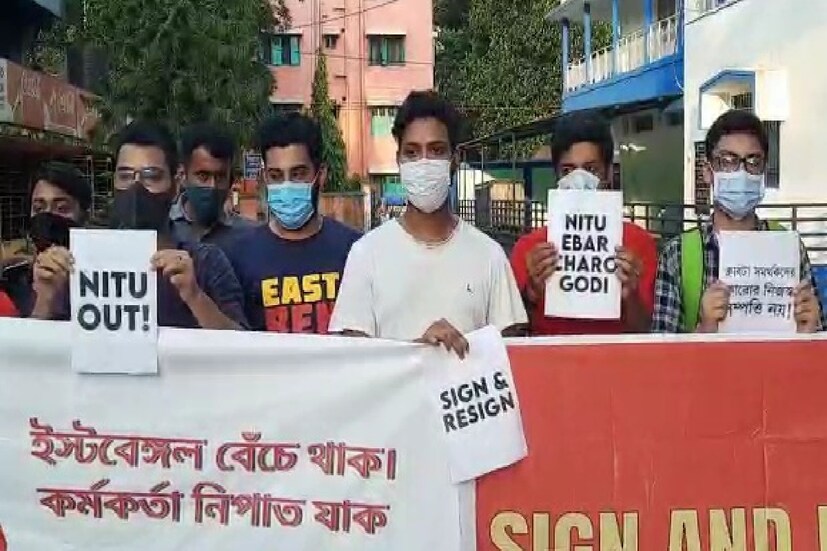 *কলকাতার বাইরে উত্তরবঙ্গে বরাবরই ইস্টবেঙ্গলের সমর্থক বেশী। শিলিগুড়িকে বলা হয় ইস্টবেঙ্গলের সেকেণ্ড হোম! স্বাভাবিকভাবেই চুক্তি জট নিয়ে ক্ষিপ্ত উত্তরের সমর্থকেরাও। জলপাইগুড়ির রাস্তাতেও ক্ষোভের আগুন জ্বলে ওঠে। জলপাইগুড়ি ইস্টবেঙ্গল ফ্যান ক্লাবের সদস্যরা রাস্তায় নেমে চুক্তির পক্ষে সওয়াল করেন। তাদের স্লোগান ছিল "রাস্তায় আজ আমরা সব্বাই, ইস্টবেঙ্গলকে ফুটবলে চাই"। ফাইল ছবি। 