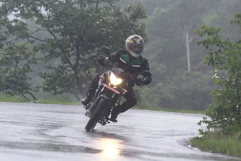 সামনে থাকা গাড়িকে ফলো করুন। তবে নির্দিষ্ট দূরত্ব বজায় রেখে। এতে রাস্তায় জলে ডুবে থাকা গর্তের অবস্থান বুঝতে সুবিধা হবে। 
