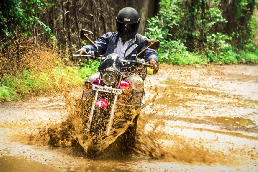 খুব বেশি জলে ডুবে থাকা রাস্তা এড়িয়ে চলুন। হাঁটু পর্যন্ত জমা জলে বাইক চালালে ইঞ্জিনের ক্ষতি হতে পারে। সাইলেন্সর-এ জল ঢুকতে পারে। বাইক কখনওই বেশিক্ষণ জলের উপর দাঁড় করিয়ে রাখবেন না। 