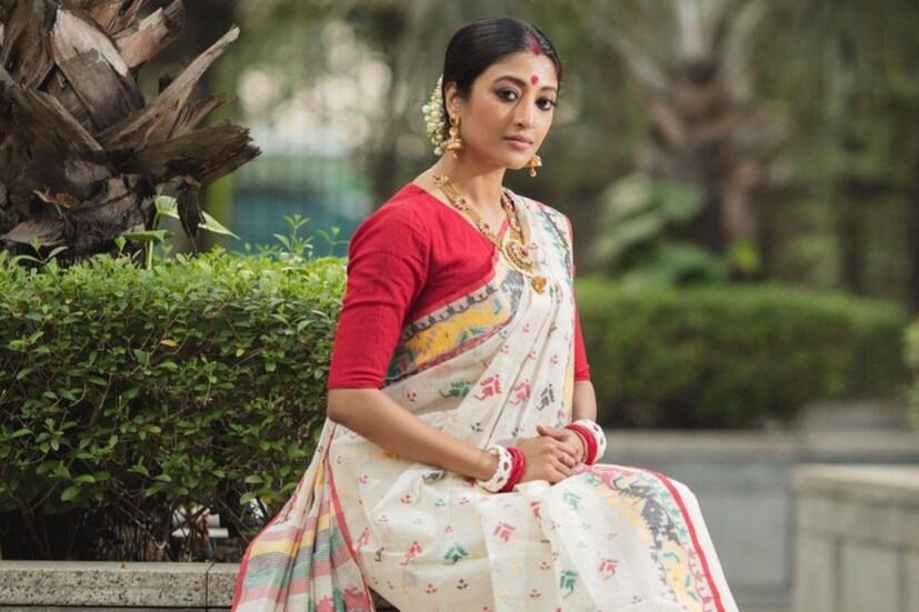 সম্প্রতি ‌লাল বিকিনিতে সমুদ্রতটে শুয়ে নেট দুনিয়ায় উষ্ণতা ছড়িয়েছেন পাওলি দাম। তবে সেটা দশ বছর আগে কান চলচ্চিত্রের সময়। পুরনো ছবি শেয়ার করে স্মৃতির শহরে ভেসেছেন পাওলি। মঙ্গলবারও তিনি আরও একটি কান চলচ্চিত্রের ছবি শেয়ার করেন, সেখানে অবশ্য অন্য অবতারে দেখা গিয়েছে পাওলিকে। 