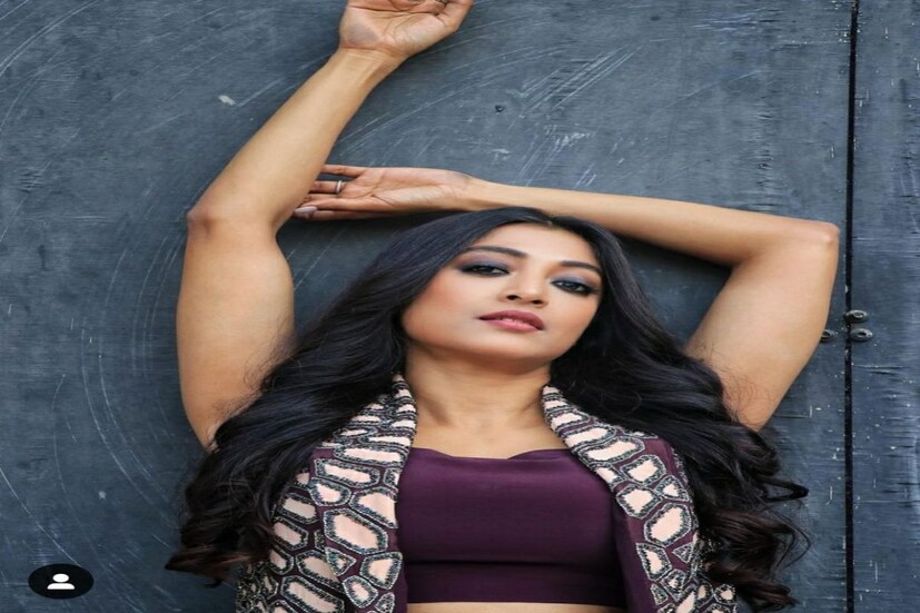 করোনার দ্বিতীয় ঢেউ স্তিমিত হয়ে আসার পর 'থ্রি কোর্স মিল' ছবি দিয়েই শ্যুটিং শুরু করেছেন অভিনেত্রী। সুরক্ষাবিধি মেনে, রাসবিহারি অঞ্চলের একটি বাড়িতে হয়েছিল ‘বিরিয়ানি’র শ্যুট। 'থ্রি কোর্স মিল' একটি ফুড অ্যান্থোলজি ফিল্ম। তাতে রয়েছে তিনটি গল্প-- 'বিরিয়ানি', 'বেবি ফুড' ও 'রেড ভেলভেট'। হিন্দি ভাষাতেও প্রকাশ পাবে এটি। তিনটি গল্পের শ্যুটিংই শেষ। Photo : Instagram