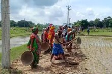 ঘুমোচ্ছে প্রশাসন! সরকারের কাজ নিজেরা করতে ঢালি, কোদাল হাতে নামল গ্রামবাসীরা