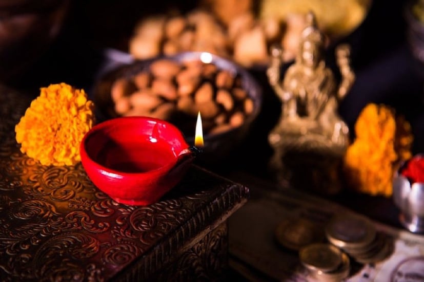 যদি এই সময় আপনি ধনতেরাস উপলক্ষ্যে কোন জিনিস নাও কিনতে পারেন, তবে ভুল করেও অ্যালুমিনিয়াম বা কাচের কোন জিনিস কিনবেন না। তাতে কিন্তু মা লক্ষ্মী বিরূপ হয়ে যেতে পারেন। কারণ এই বিশেষ দিনে এই বস্তুগুলি কেনা অশুভ বলে মনে করা হয়।