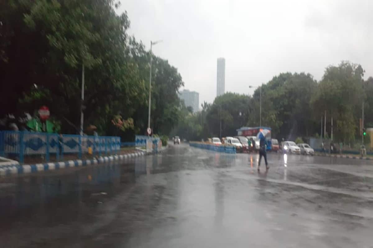 তবে, বৃষ্টির পাশাপাশি মারাত্মক বজ্রপাতও শুরু হয়েছে। ফলে ফের প্রাণহানীর আশঙ্কা উড়িয়ে দেওয়া যাচ্ছে না রাজ্যে। আলিপুর আবহাওয়া দফতর তাই সাধারণ মানুষকে সতর্ক থাকতে আবেদন করছে। 