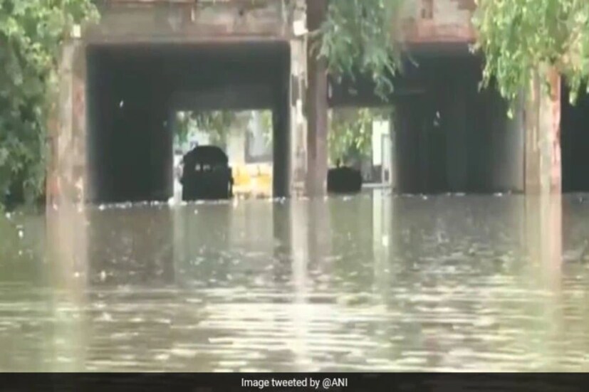 সোমবার সকালে রাজধানী জুড়ে শুরু হয় প্রবল বৃষ্টি (Rain)। টানা বৃষ্টিতে নাজেহাল মানুষের জীবন।এমন কঠিন পরিস্থিতিতে জলে ডুবে মৃত্যু হয় এক যুবকের। যুবকের নাম রবি চৌতলা। 
