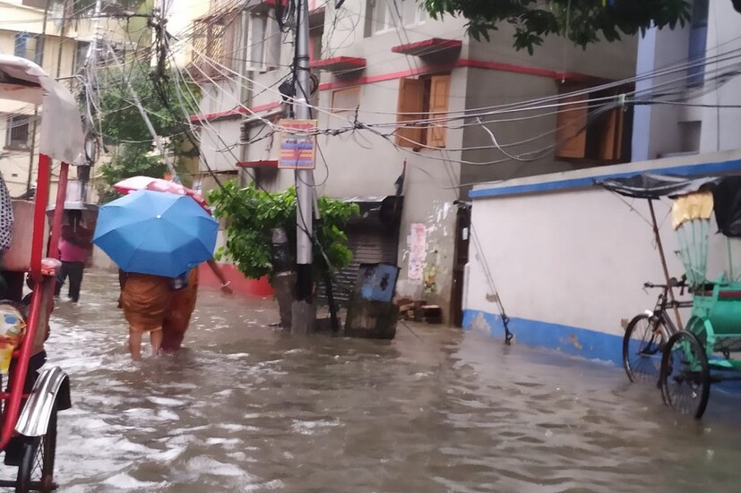 এদিন বৃষ্টিতে বিধানসভাতেও জল থৈথৈ অবস্থা। সরকারের সমালোচনা করেন বিধায়ক অশোক লাহিড়ীও। তাঁর বক্তব্য, 'এই সরকার ত্রাণের সরকার। আমফান হলে, বর্ষা হলেই জল যন্ত্রণা শুরু হয়। আর দুয়ারে ত্রাণ নিয়ে সরকার পৌঁছে যায়। কিন্তু, বাংলার মানুষ পরিত্রাণ চায়।'