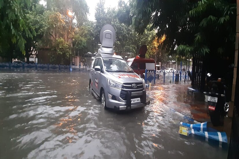 সূত্রের খবর, এই সপ্তাহব্যাপী গোটা রাজ্যে বৃষ্টি চলবে। কোথাও কোথাও ভারী বৃষ্টির আশঙ্কাও রয়েছে। আগামী ৪৮ ঘণ্টায় দক্ষিণবঙ্গের জেলাগুলিতে বজ্রবিদ্যুৎ-সহ বৃষ্টির সম্ভাবনা রয়েছে।